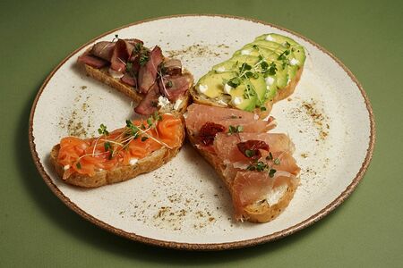 Ассорти хрустящих брускетт