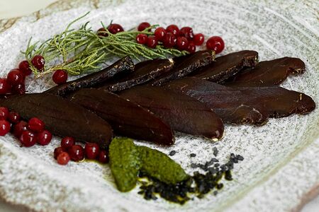 Ломтики вяленой косули в горном чабреце и черном перце