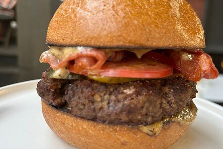Бургер с котлетой из говядины и беконом