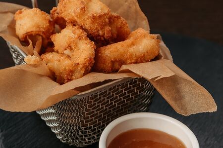 Кольца кальмара во фритюре с кисло-сладким соусом