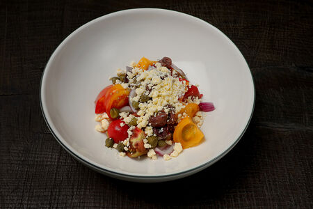 Салат из томатов, брынзы и каперсов