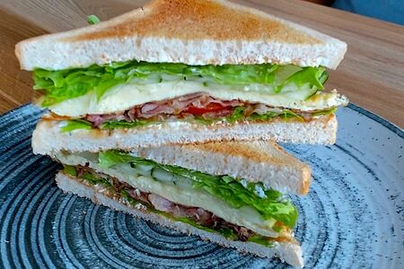 Клаб-сэндвич с беконом и сливочным омлетом