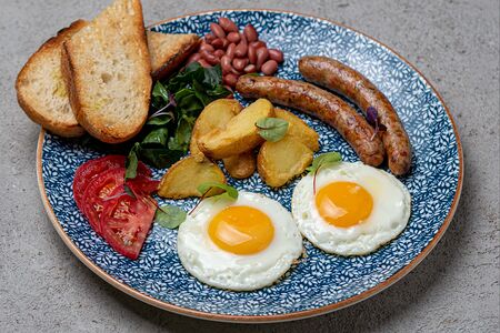 Глазунья с итальянскими колбасками