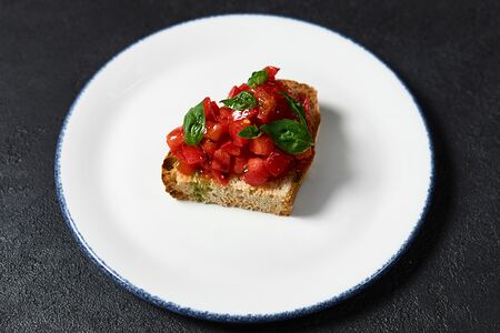 Брускетта с помидорами и базиликом