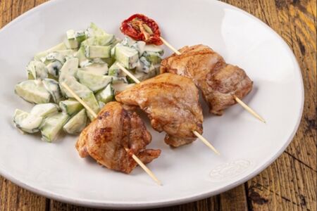 Куриный шашлычок с салатом из огурца