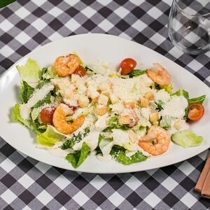 Салат Цезарь с креветками