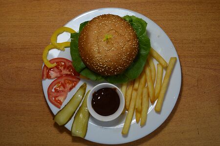 Бургер с курицей и картофелем фри