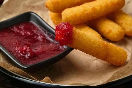 Сырные палочки с клюквенным соусом