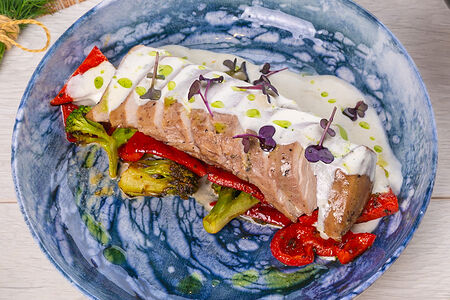 Свиная вырезка под соусом дорблю на овощной подушке