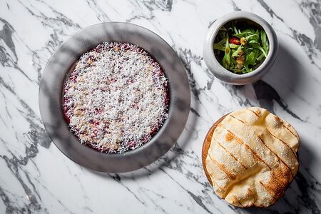 Карпаччо из говядины с айоли и черным перцем