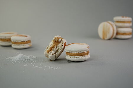 Макарон Соленая карамель