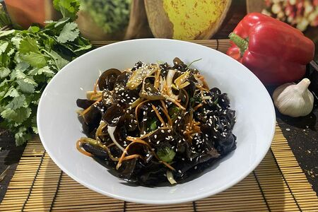 Салат из древесных грибов с овощами