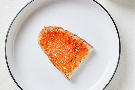 Бутерброд с красной икрой
