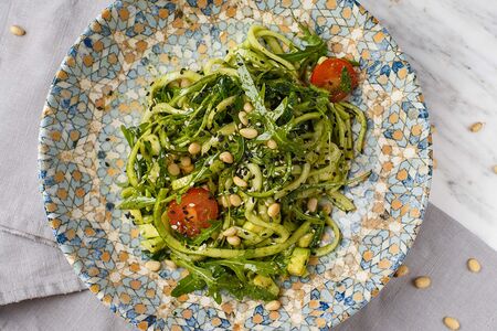 Зеленый салат с феттуччине из цукини