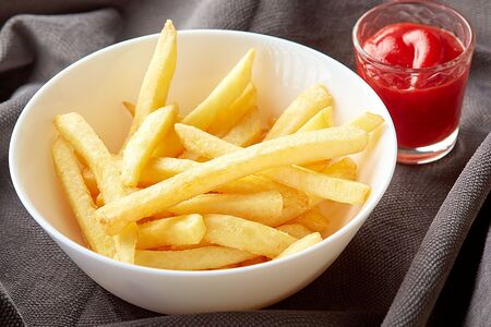 Картофель фри с кетчупом