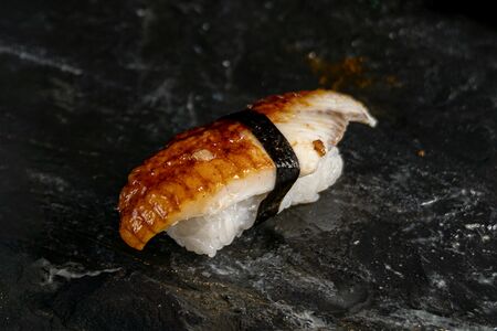 Суши с угрем