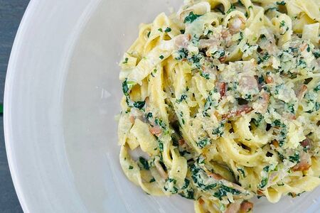 Паста со шпинатом и беконом