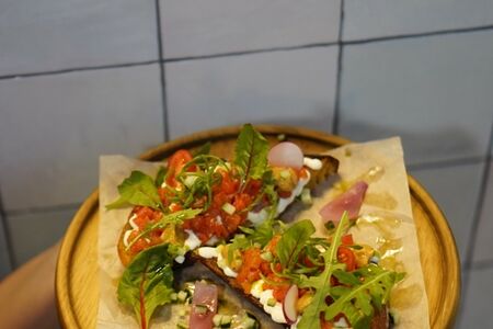 Брускетта с рыбой, гуакамоле и сырным муссом