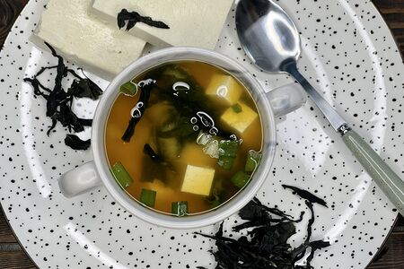 Мисо-суп с тофу и водорослями