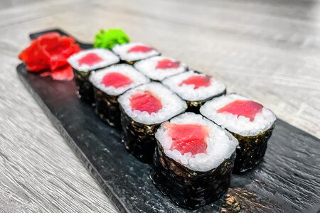 Ролл с тунцом