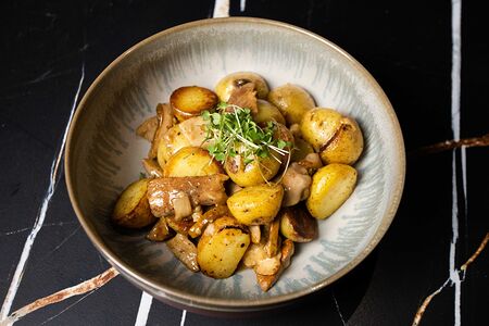 Бейби картофель и белые грибы