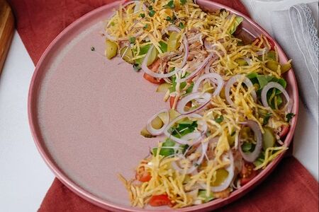 Салат с рваной свининой