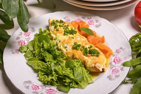 Омлет с лососем и соусом голландез