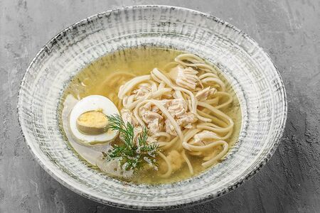 Куриный бульон с лапшой и яйцом
