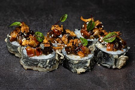 Жареный ролл угорь