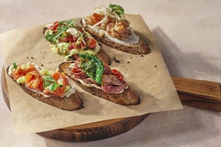 Брускетта с томатами и моцареллой