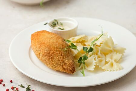 Котлета по-киевски с отварными макаронами и соусом бешамель