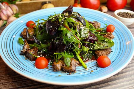 Теплый салат с куриной печенью