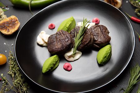 Медальоны из говяжьей вырезки