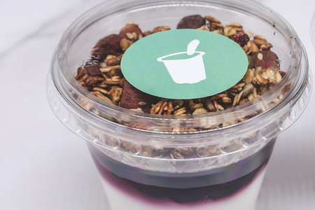 Йогурт с гранолой