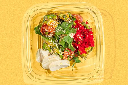 Печеный авокадо с тофу и томатами