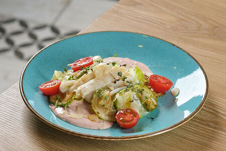 Салат с жареным кальмаром и цукини