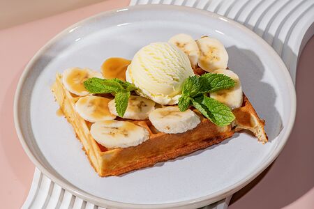 Вафля с бананом, карамельным соусом и мороженным