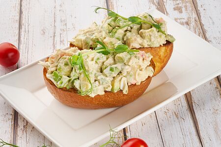 Брускетты с крабом и авокадо