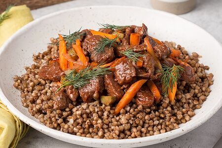 Гуляш говяжий с гречкой