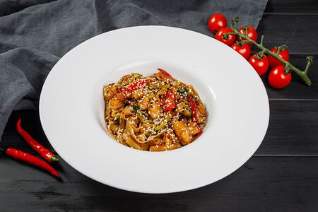 Лапша по-тайски с креветками и овощами