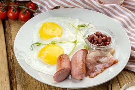 Яичница с сосисками и тостом