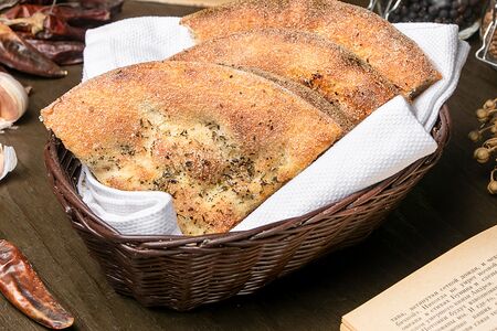 Пшеничная лепёшка, запеченная в дровяной печи с травами