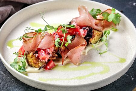 Салат из хрустящих баклажанов и вяленой индейки