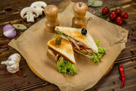 Сэндвич с курицей и беконом