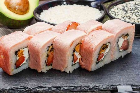 Ролл с беконом