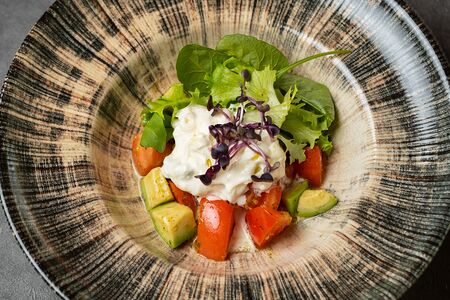 Салат со страчателлой, томатами и авокадо