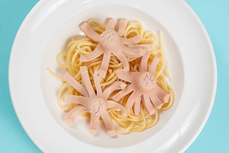 Осьминожки из сосисок со спагетти