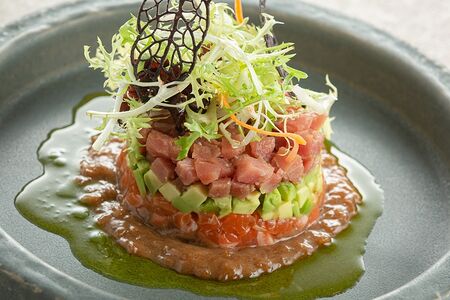 Тартар из тунца с форелью, авокадо и кунжутным соусом