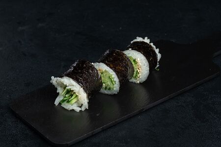 Хэнд-ролл с огурцом