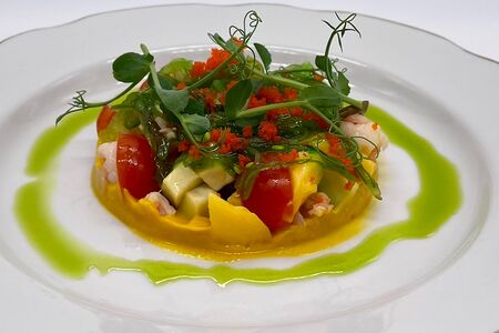 Королевская креветка с манго и авокадо